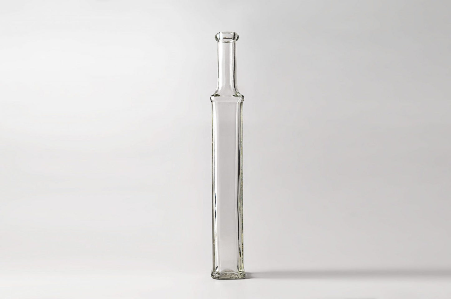 Glass bottle 200 ml Esmeralda. Stoppings included.