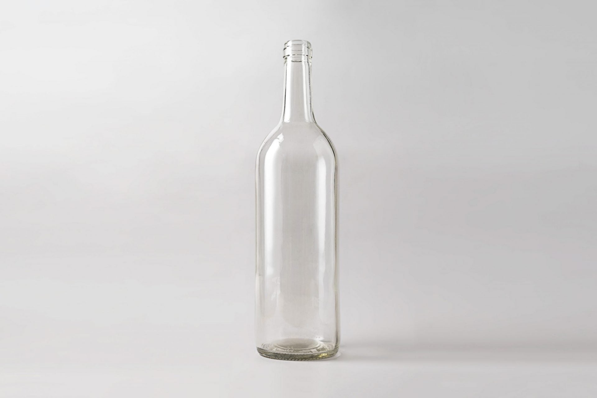 Wine bottle 1.0 L Transparent. Coming with cork.