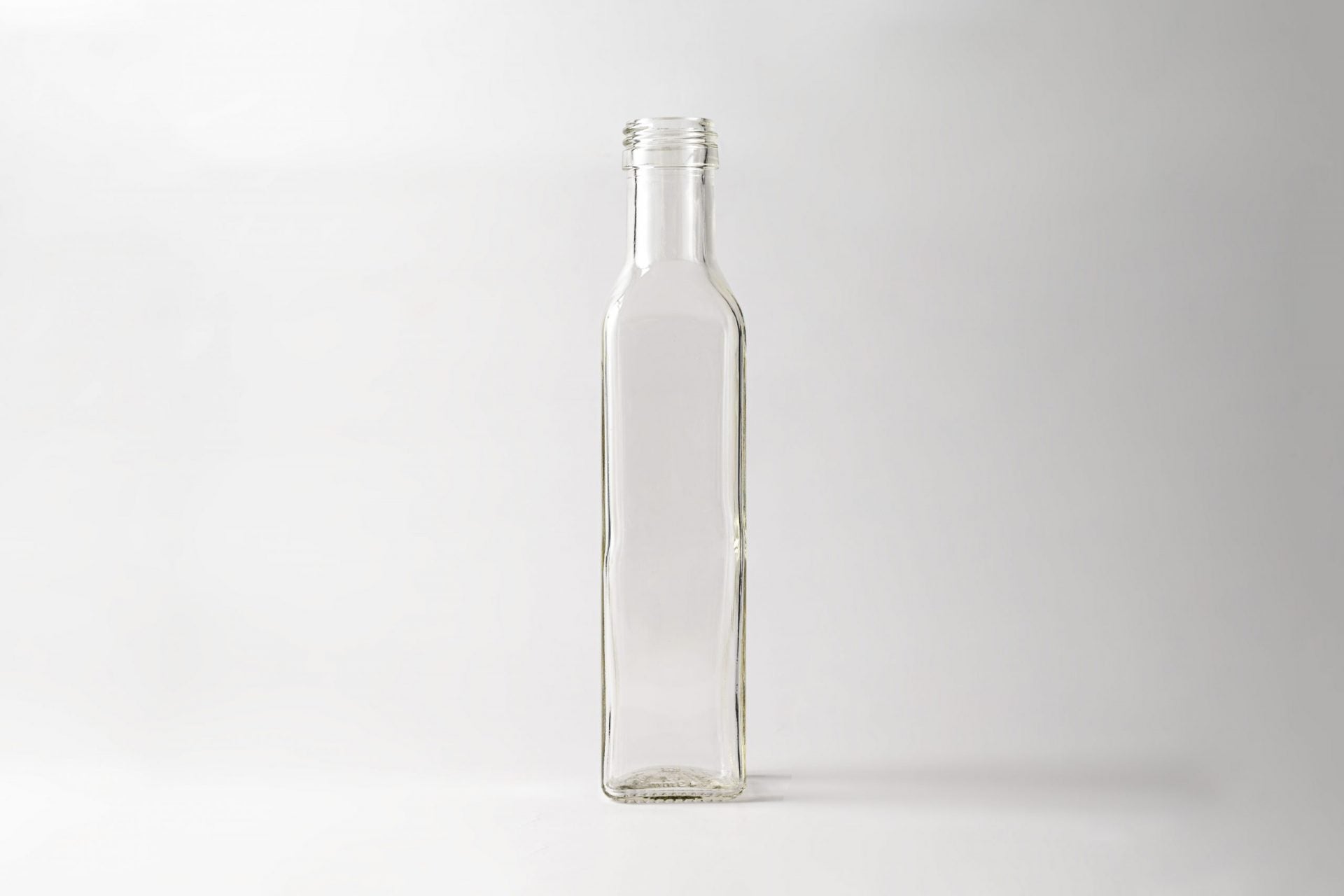 Glass bottle 250 ml Cognac Flint. Coming with stoppings.