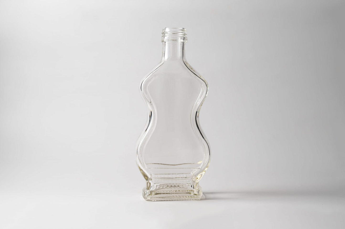 Glass bottle 250ml Onda. Coming with screw caps. 