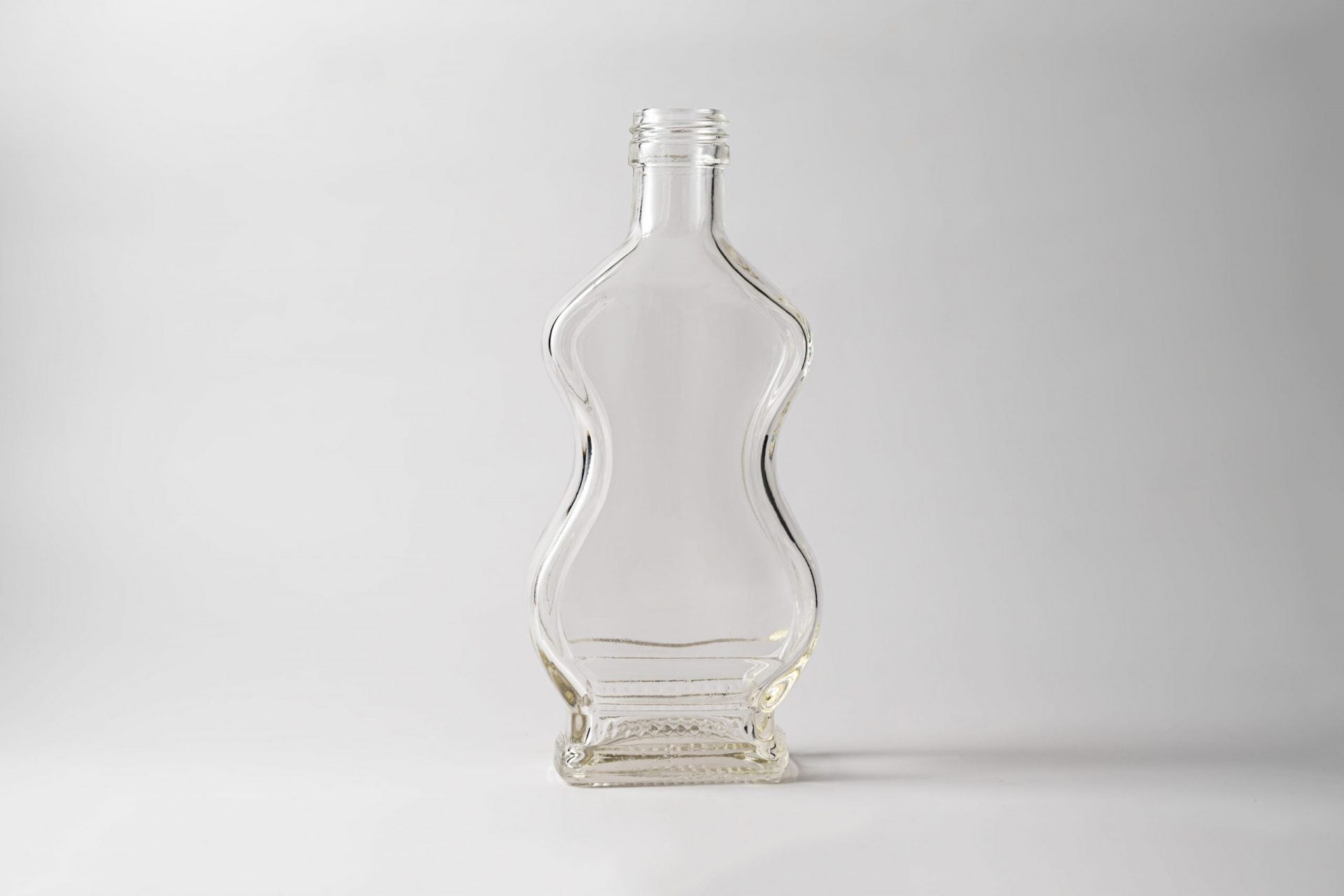 Glass bottle 250ml Onda. Coming with screw caps. 